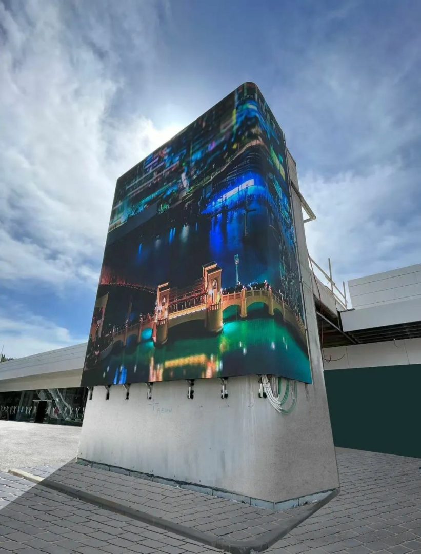 Die Beleuchtung einer Stadt im Nahen Osten