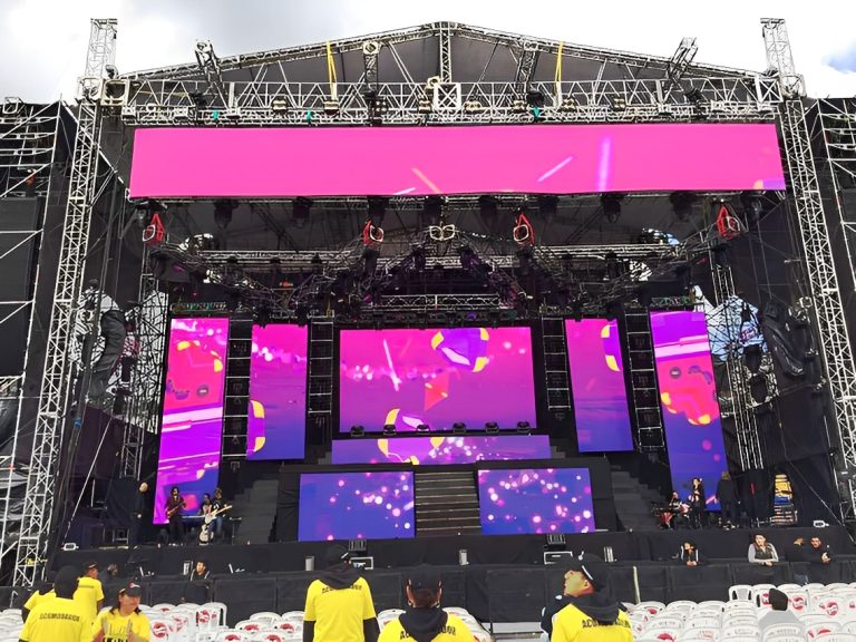 Beleuchtung des ecuadorianischen Musikfestivals mit einer 144㎡ P10.416 LED-Anzeige