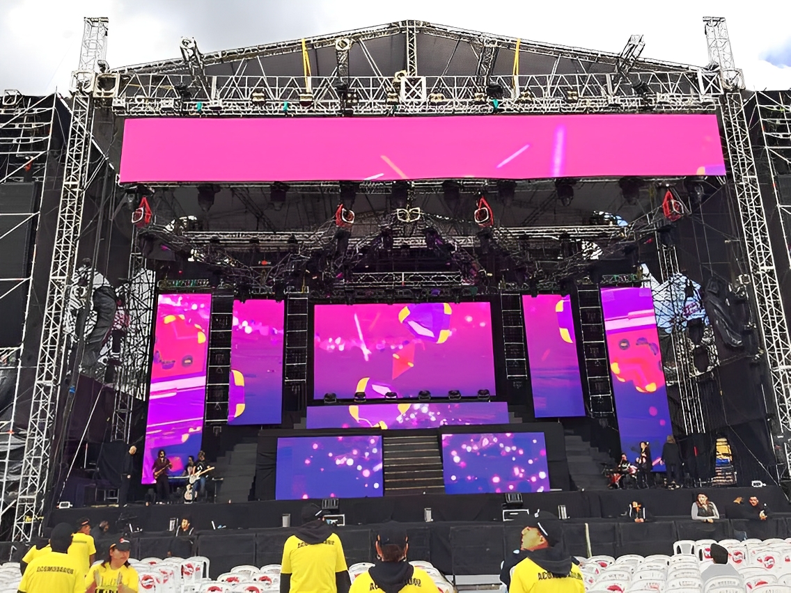 Beleuchtung des ecuadorianischen Musikfestivals mit einer 144㎡ P10.416 LED-Anzeige
